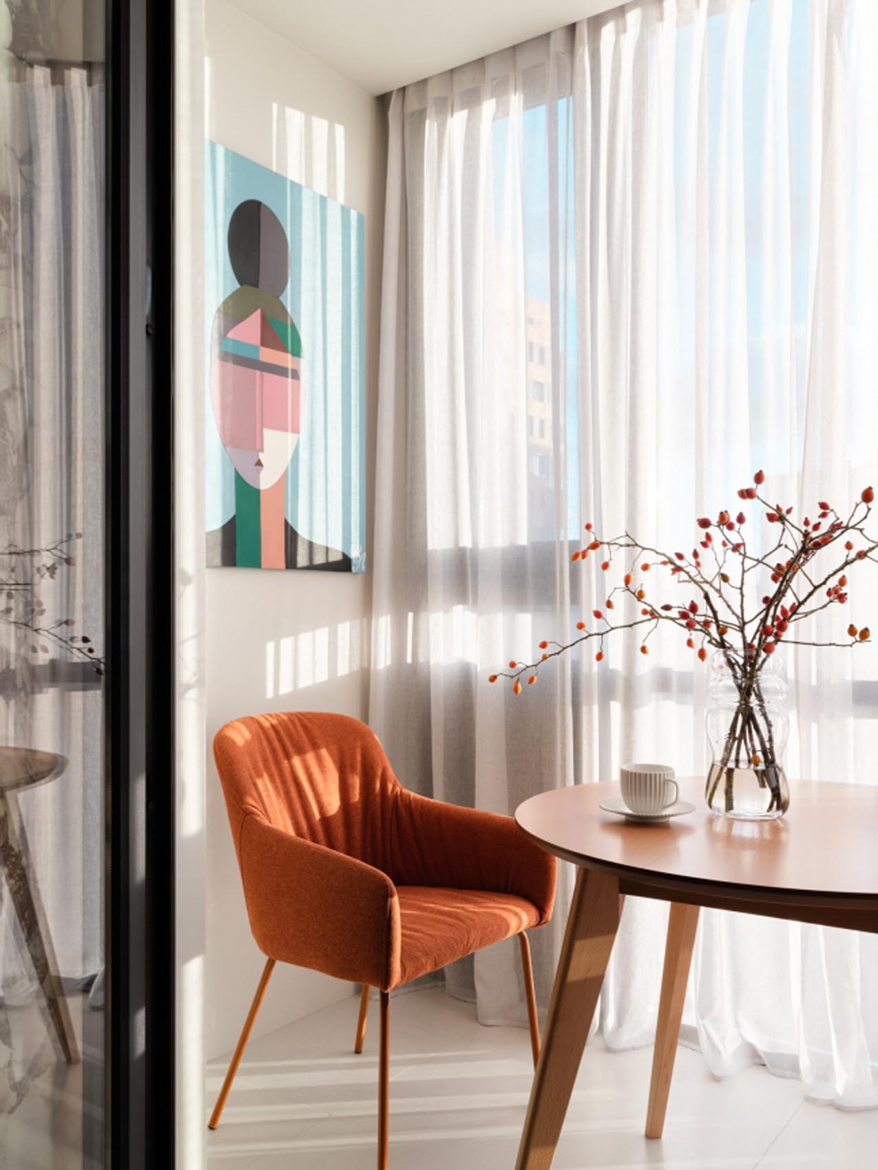 Édesanyja lakását rendezte be a férfi: türkizkék, sok fa, tavaszi hangulat 53 m²-en