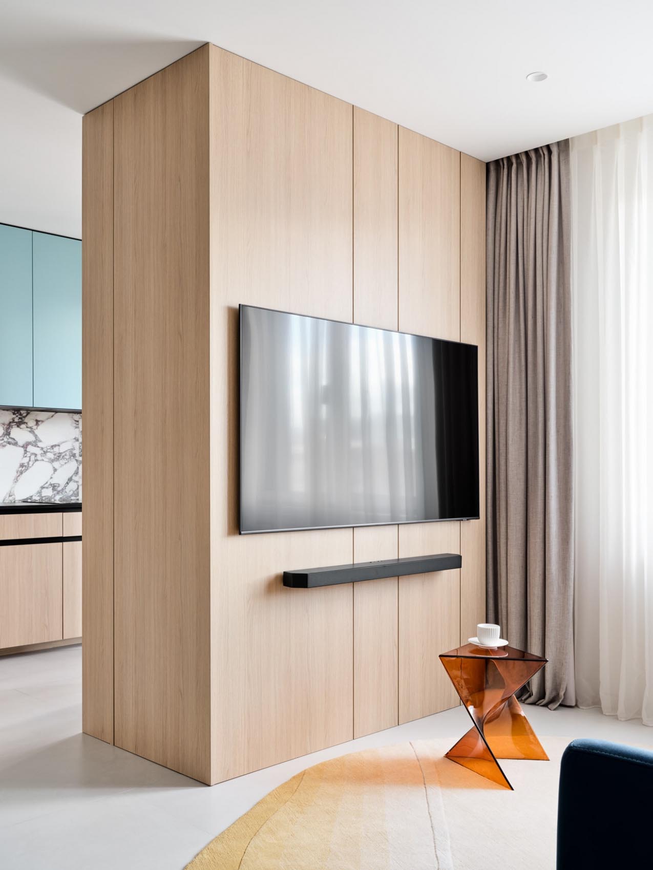 Édesanyja lakását rendezte be a férfi: türkizkék, sok fa, tavaszi hangulat 53 m²-en