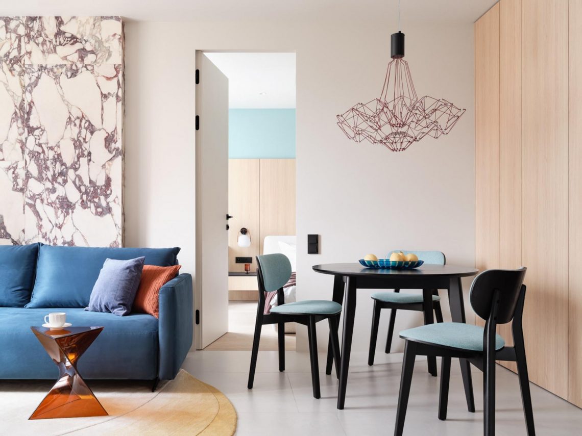 Édesanyja lakását rendezte be a férfi: türkizkék, sok fa, tavaszi hangulat 53 m²-en