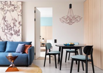 Édesanyja lakását rendezte be a férfi: türkizkék, sok fa, tavaszi hangulat 53 m²-en