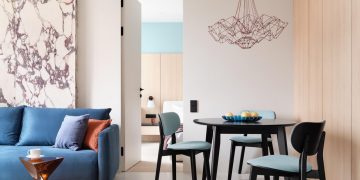 Édesanyja lakását rendezte be a férfi: türkizkék, sok fa, tavaszi hangulat 53 m²-en