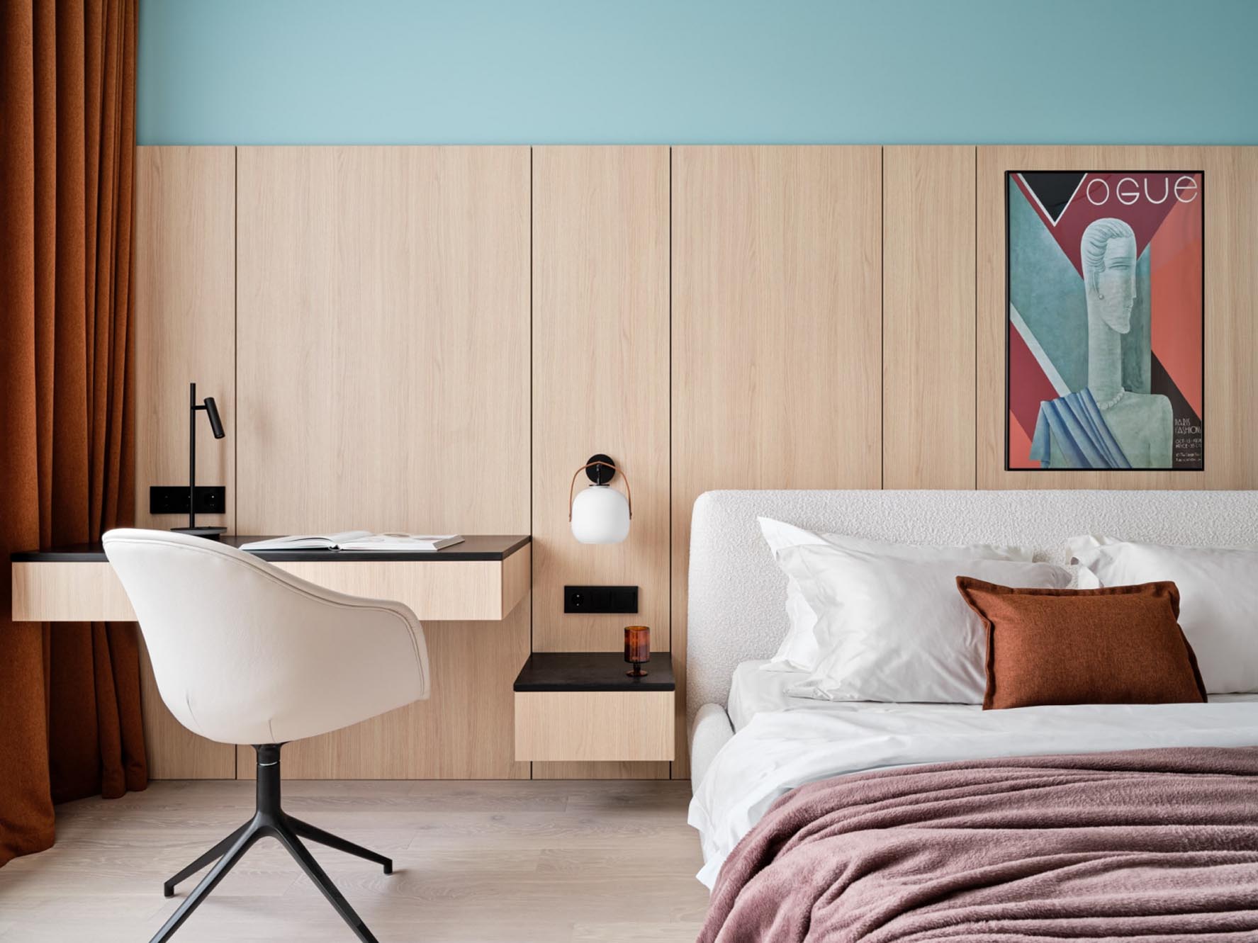 Édesanyja lakását rendezte be a férfi: türkizkék, sok fa, tavaszi hangulat 53 m²-en