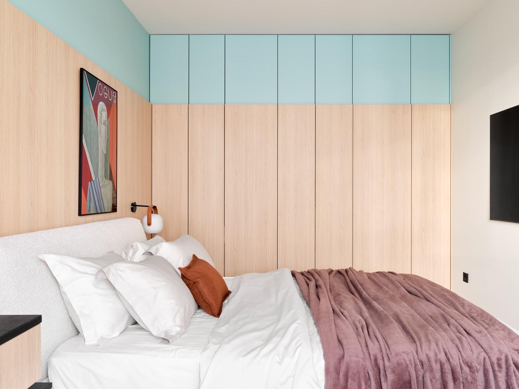 Édesanyja lakását rendezte be a férfi: türkizkék, sok fa, tavaszi hangulat 53 m²-en