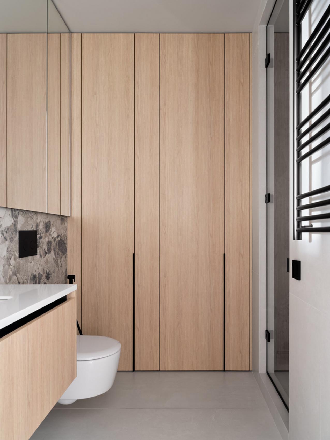 Édesanyja lakását rendezte be a férfi: türkizkék, sok fa, tavaszi hangulat 53 m²-en