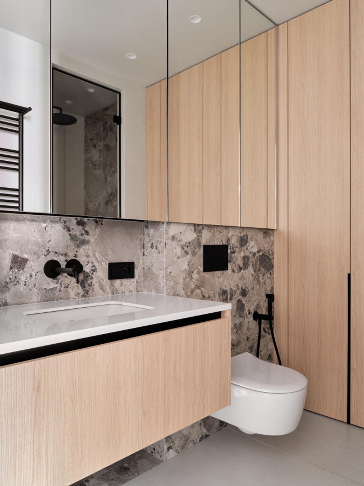 Édesanyja lakását rendezte be a férfi: türkizkék, sok fa, tavaszi hangulat 53 m²-en