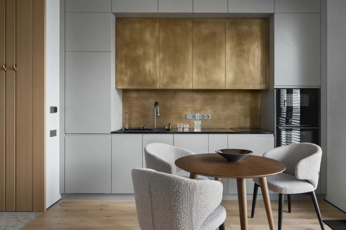 Aranyló konyha és hammám: férfi dizájnos, 45 m2-es legénylakása