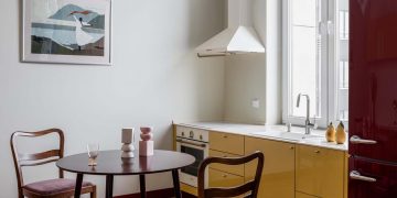 Csipetnyi retro, könnyed berendezés és színek 40 m2-en