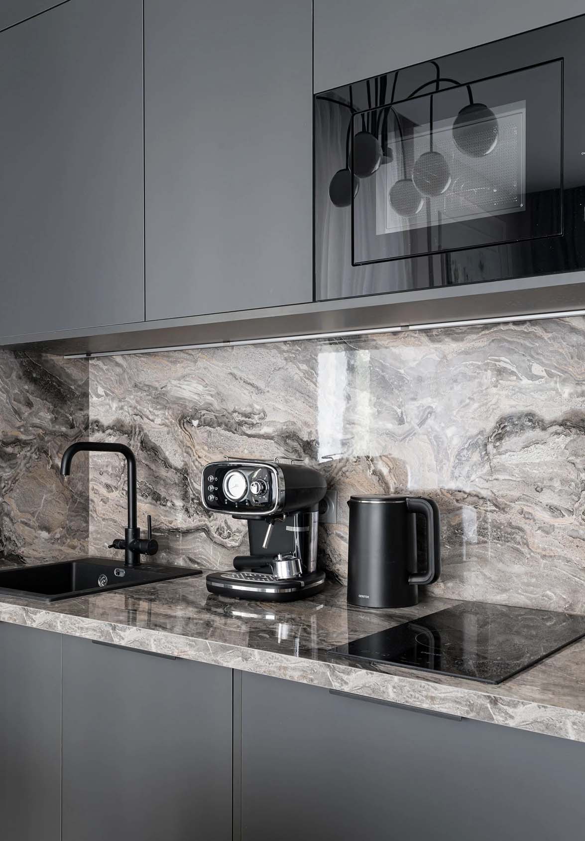 Egy lakosztály hangulatával rendezték be a kiadásra szánt kis lakást Egy lakosztály hangulatával rendezték be a kiadásra szánt kis lakást