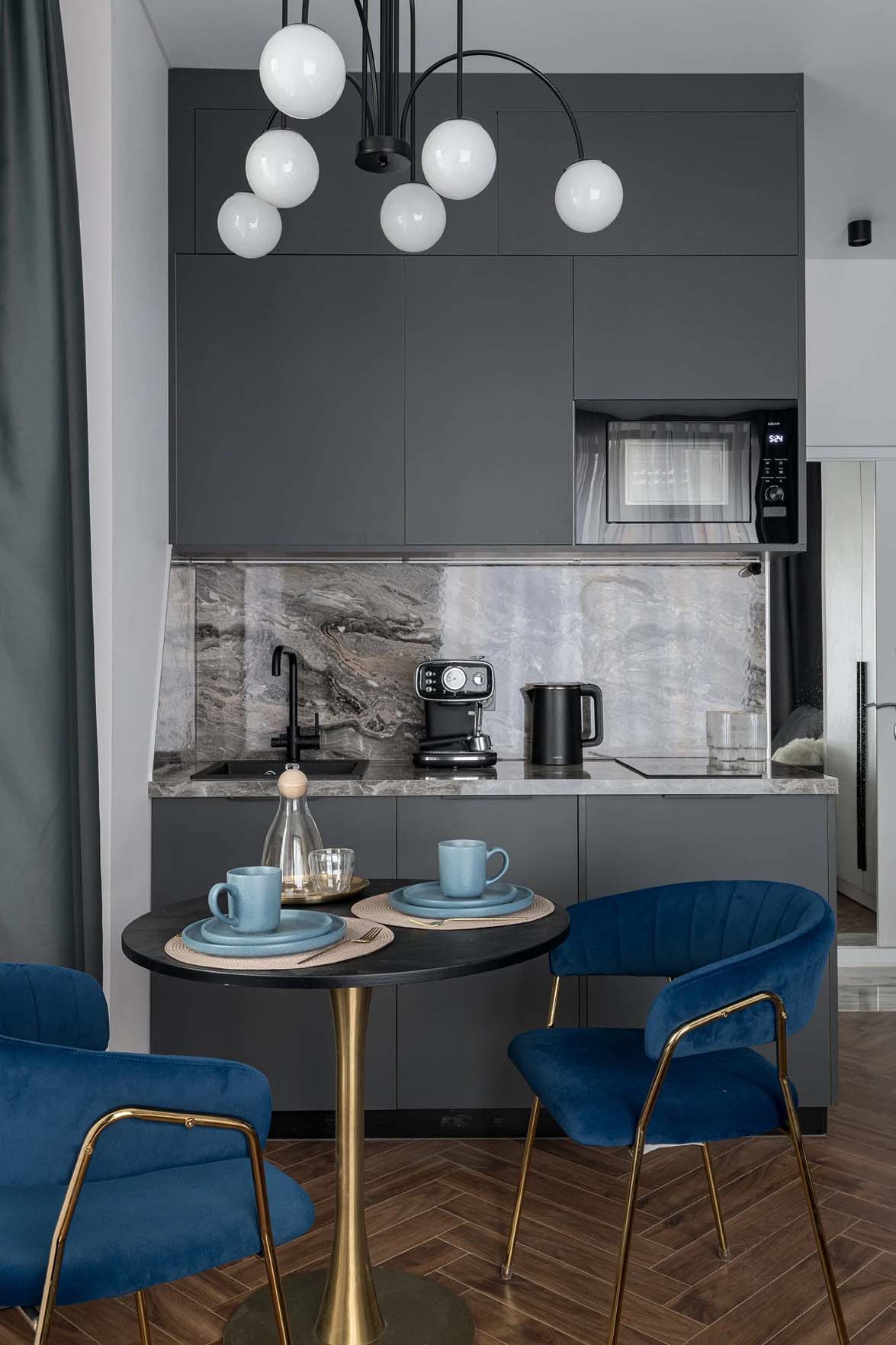 Egy lakosztály hangulatával rendezték be a kiadásra szánt kis lakást Egy lakosztály hangulatával rendezték be a kiadásra szánt kis lakást