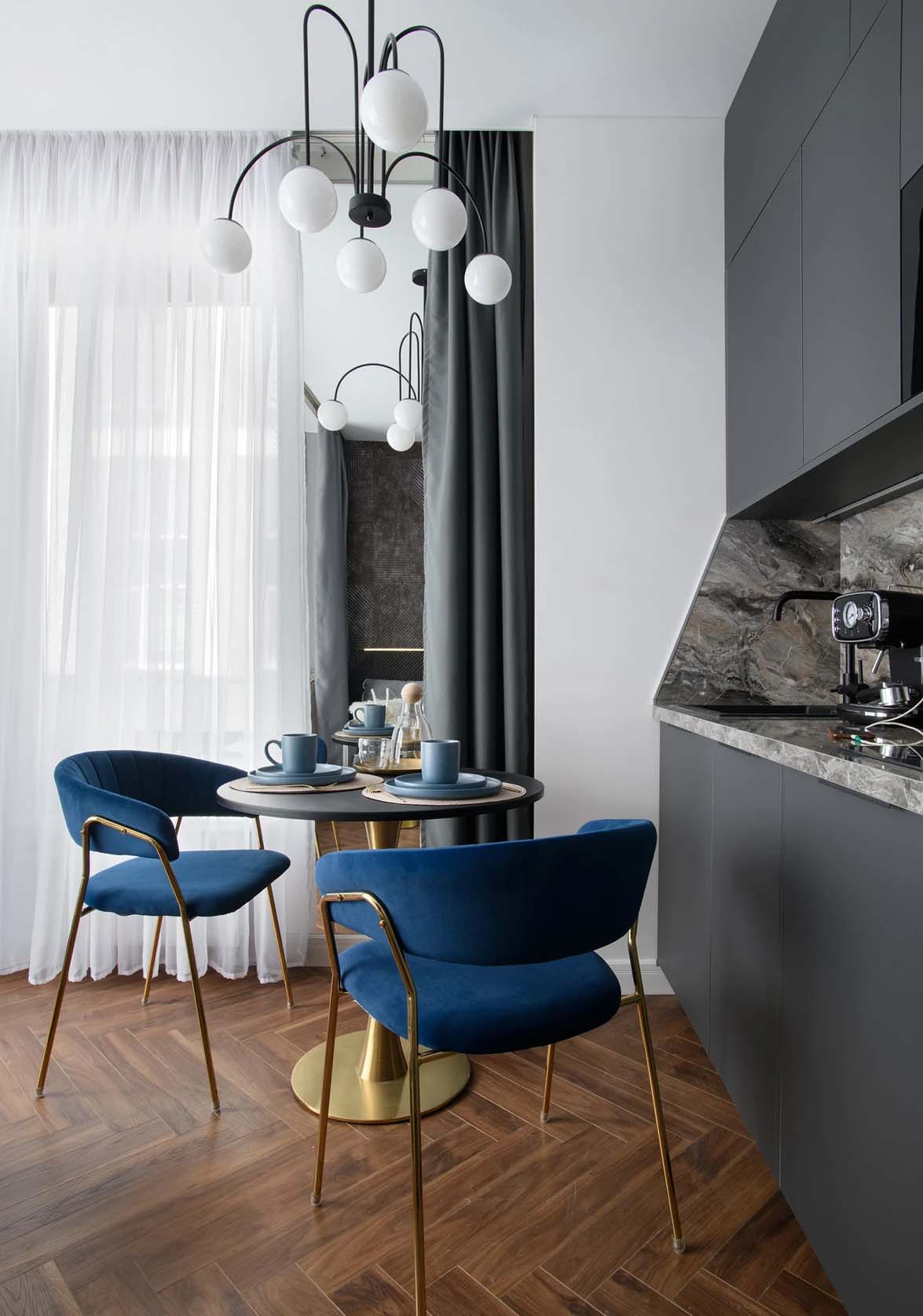 Egy lakosztály hangulatával rendezték be a kiadásra szánt kis lakást Egy lakosztály hangulatával rendezték be a kiadásra szánt kis lakást