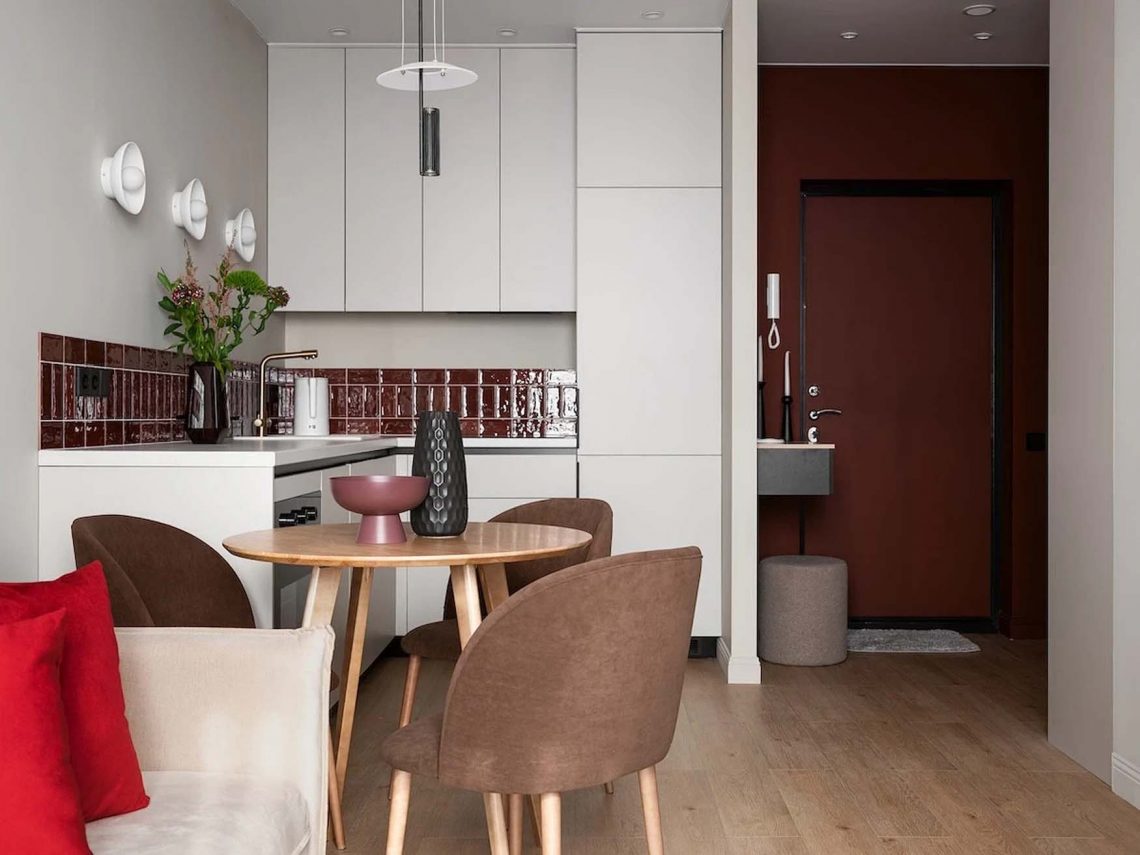 Egyszerű stílusos lakásfelújítás tejfehér és borvörös színekkel