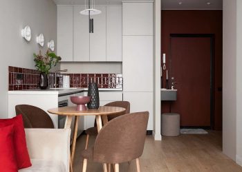 Egyszerű stílusos lakásfelújítás tejfehér és borvörös színekkel