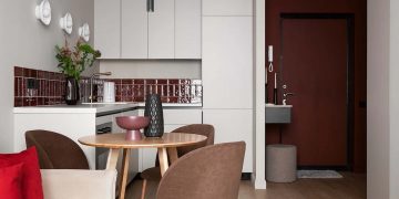 Egyszerű stílusos lakásfelújítás tejfehér és borvörös színekkel