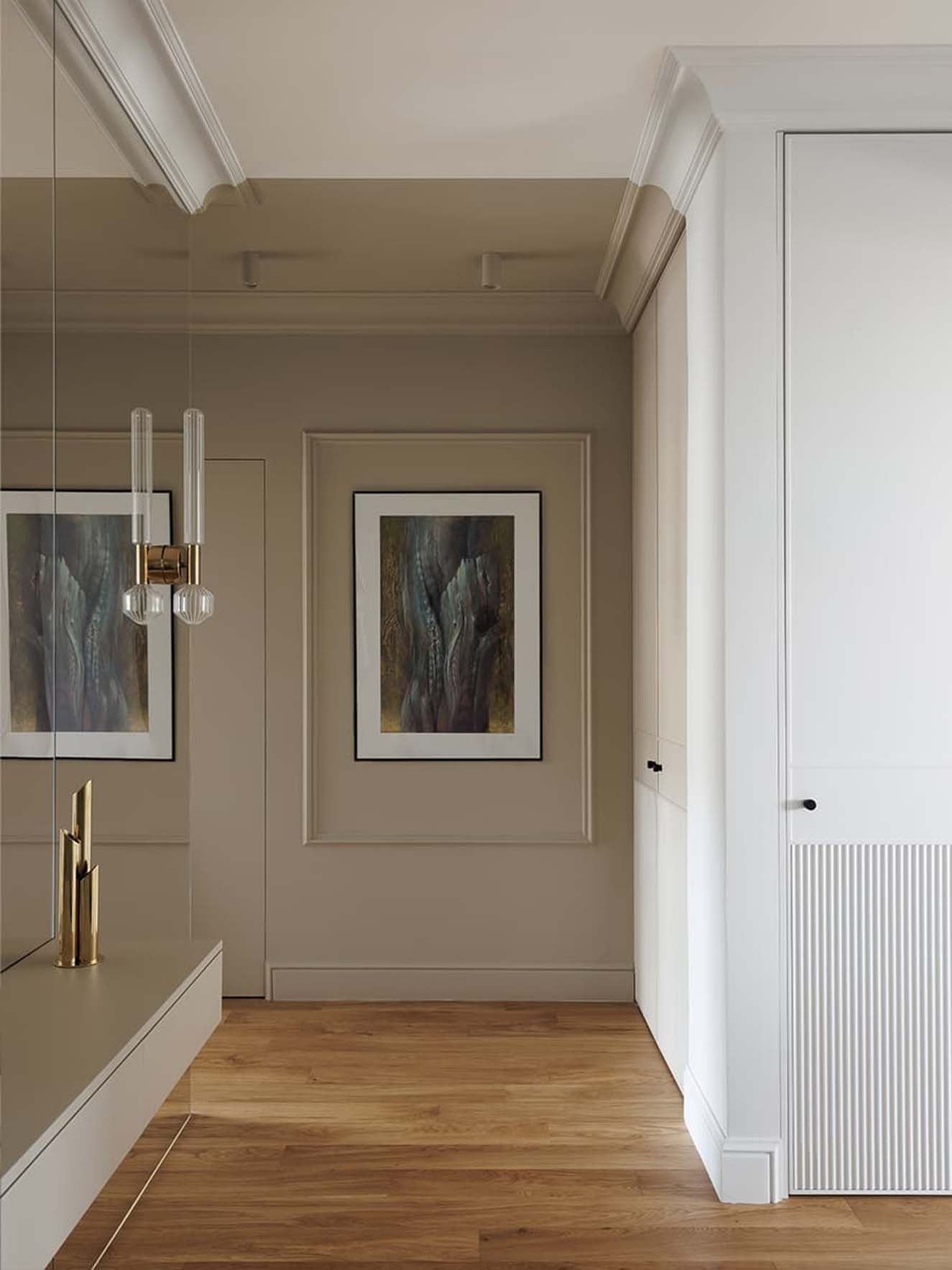 Fehér, fa, mentazöld, tejeskávé és kék: fiatal nő finoman eklektikus lakása Fehér, fa, mentazöld, tejeskávé és kék: fiatal nő finoman eklektikus lakása