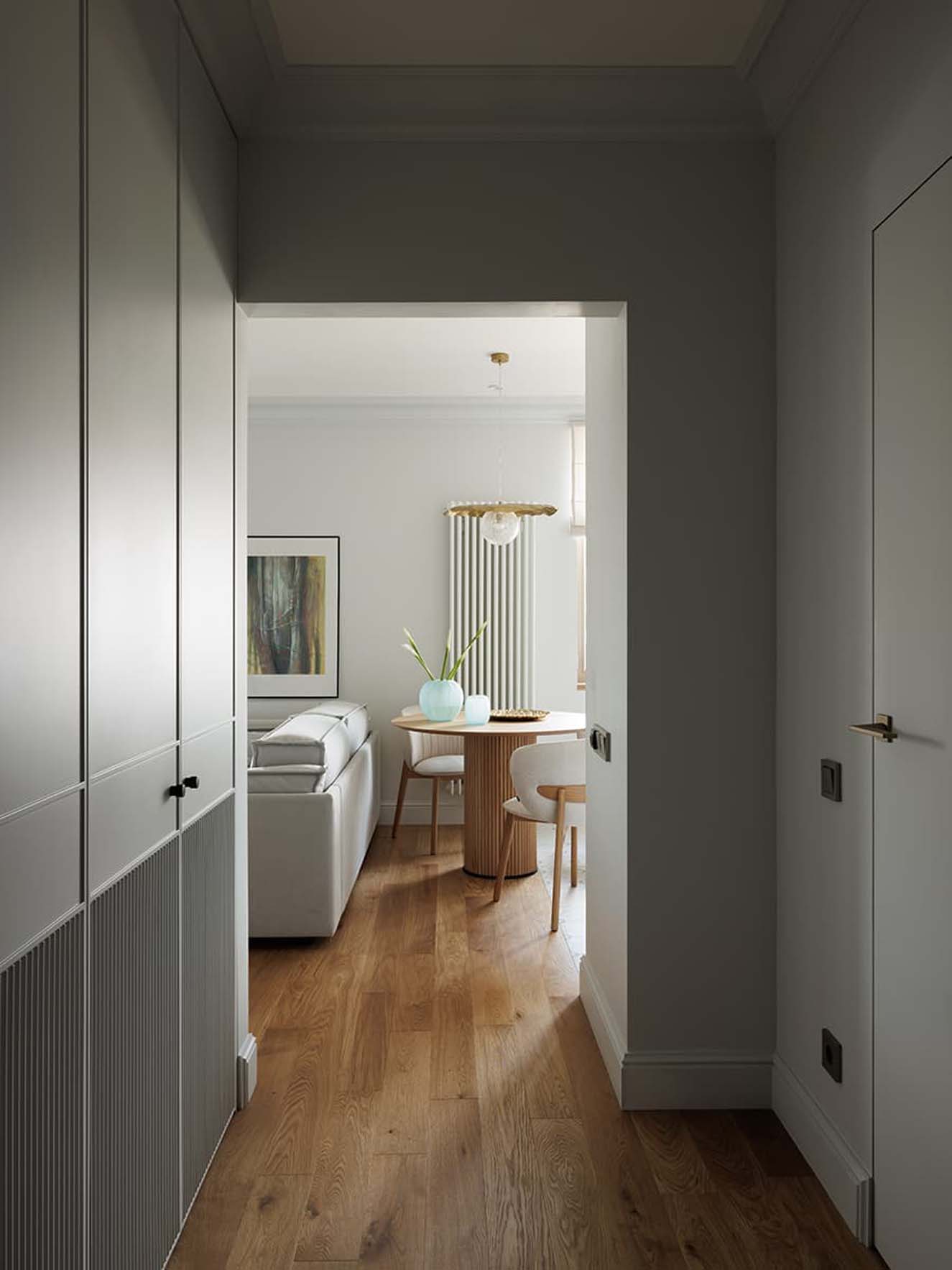 Fehér, fa, mentazöld, tejeskávé és kék: fiatal nő finoman eklektikus lakása Fehér, fa, mentazöld, tejeskávé és kék: fiatal nő finoman eklektikus lakása