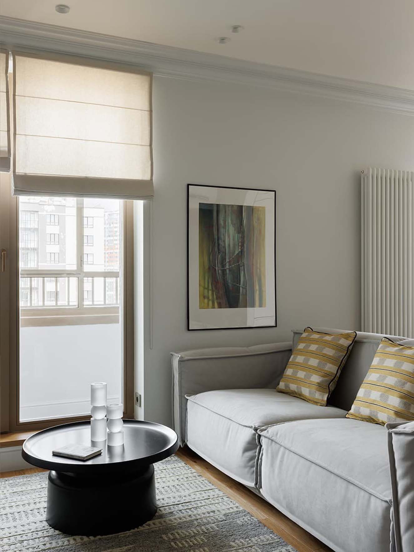 Fehér, fa, mentazöld, tejeskávé és kék: fiatal nő finoman eklektikus lakása Fehér, fa, mentazöld, tejeskávé és kék: fiatal nő finoman eklektikus lakása