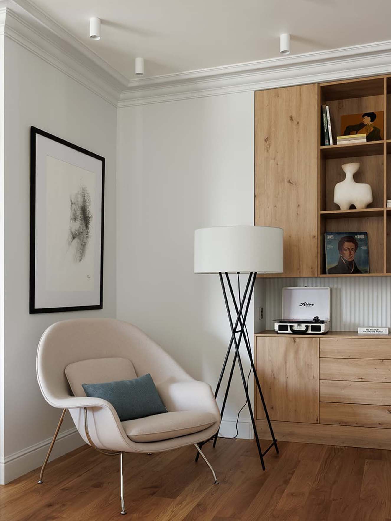 Fehér, fa, mentazöld, tejeskávé és kék: fiatal nő finoman eklektikus lakása Fehér, fa, mentazöld, tejeskávé és kék: fiatal nő finoman eklektikus lakása