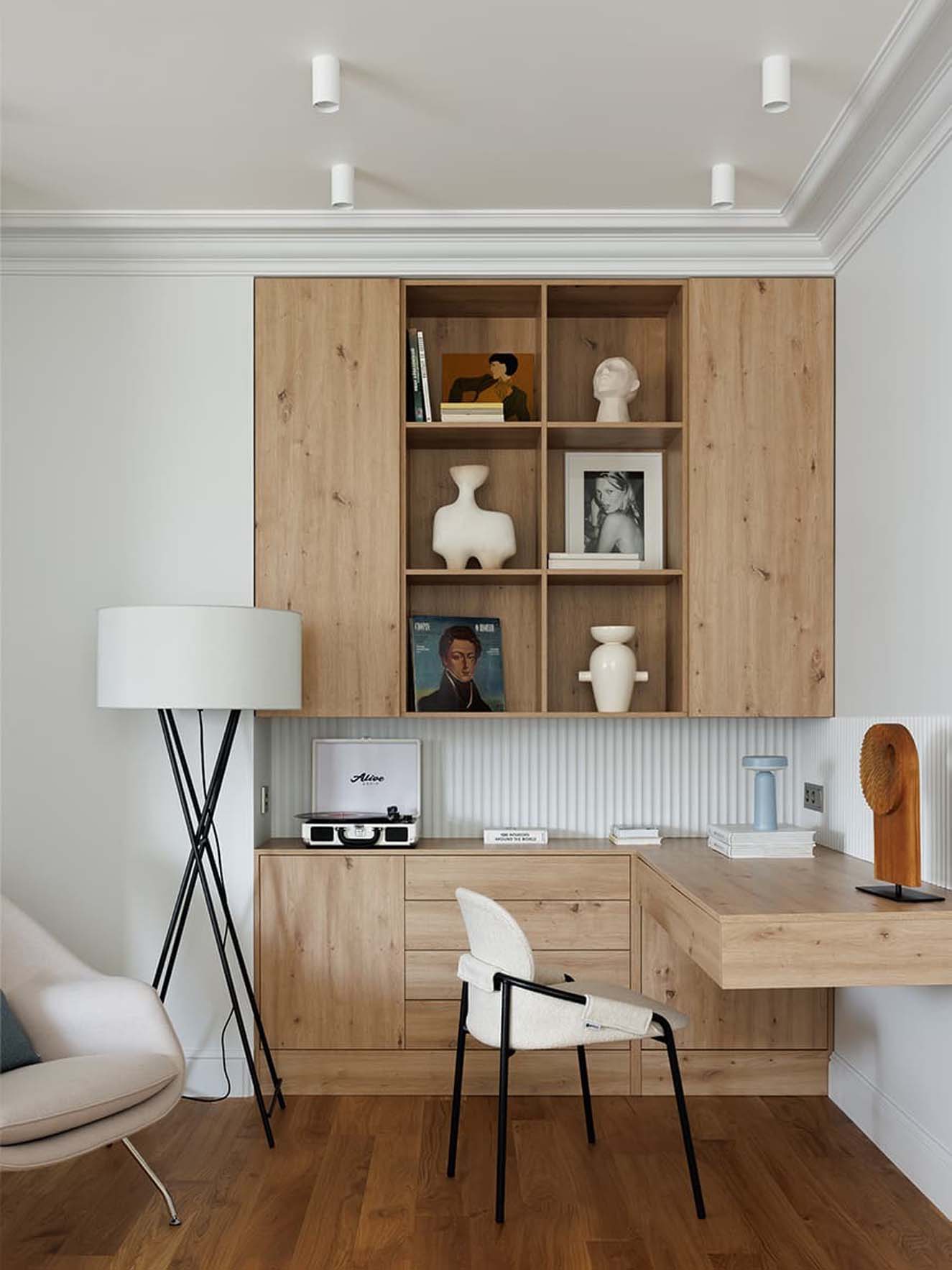 Fehér, fa, mentazöld, tejeskávé és kék: fiatal nő finoman eklektikus lakása Fehér, fa, mentazöld, tejeskávé és kék: fiatal nő finoman eklektikus lakása