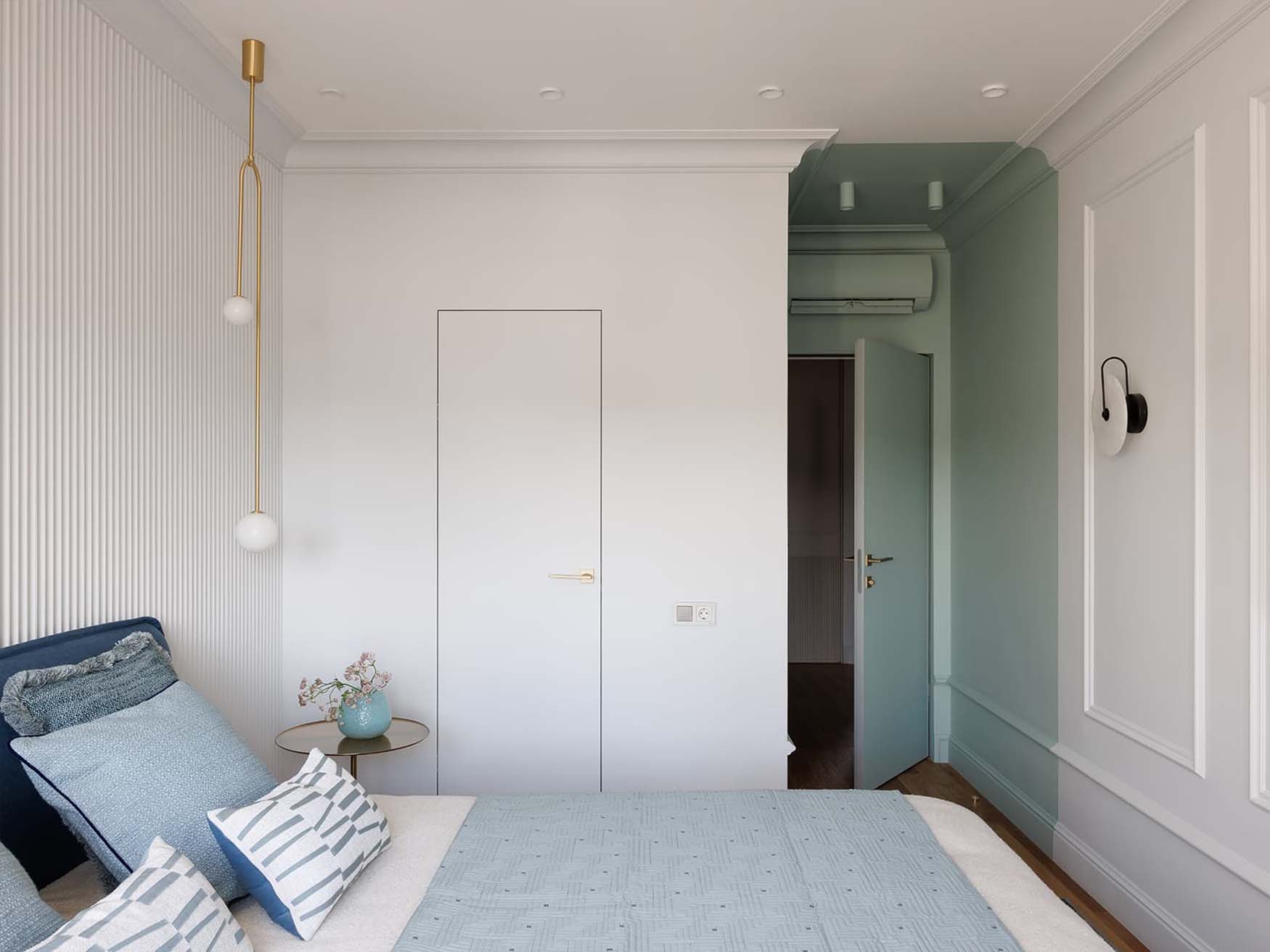 Fehér, fa, mentazöld, tejeskávé és kék: fiatal nő finoman eklektikus lakása Fehér, fa, mentazöld, tejeskávé és kék: fiatal nő finoman eklektikus lakása