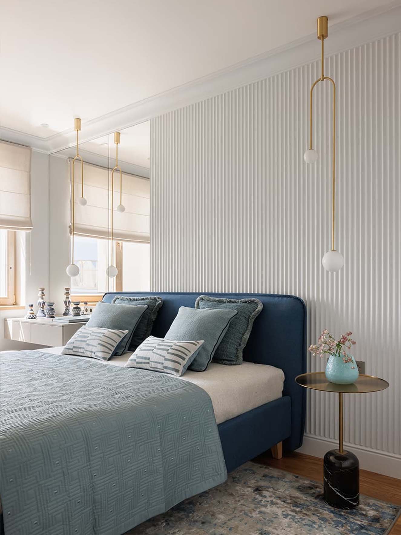 Fehér, fa, mentazöld, tejeskávé és kék: fiatal nő finoman eklektikus lakása Fehér, fa, mentazöld, tejeskávé és kék: fiatal nő finoman eklektikus lakása