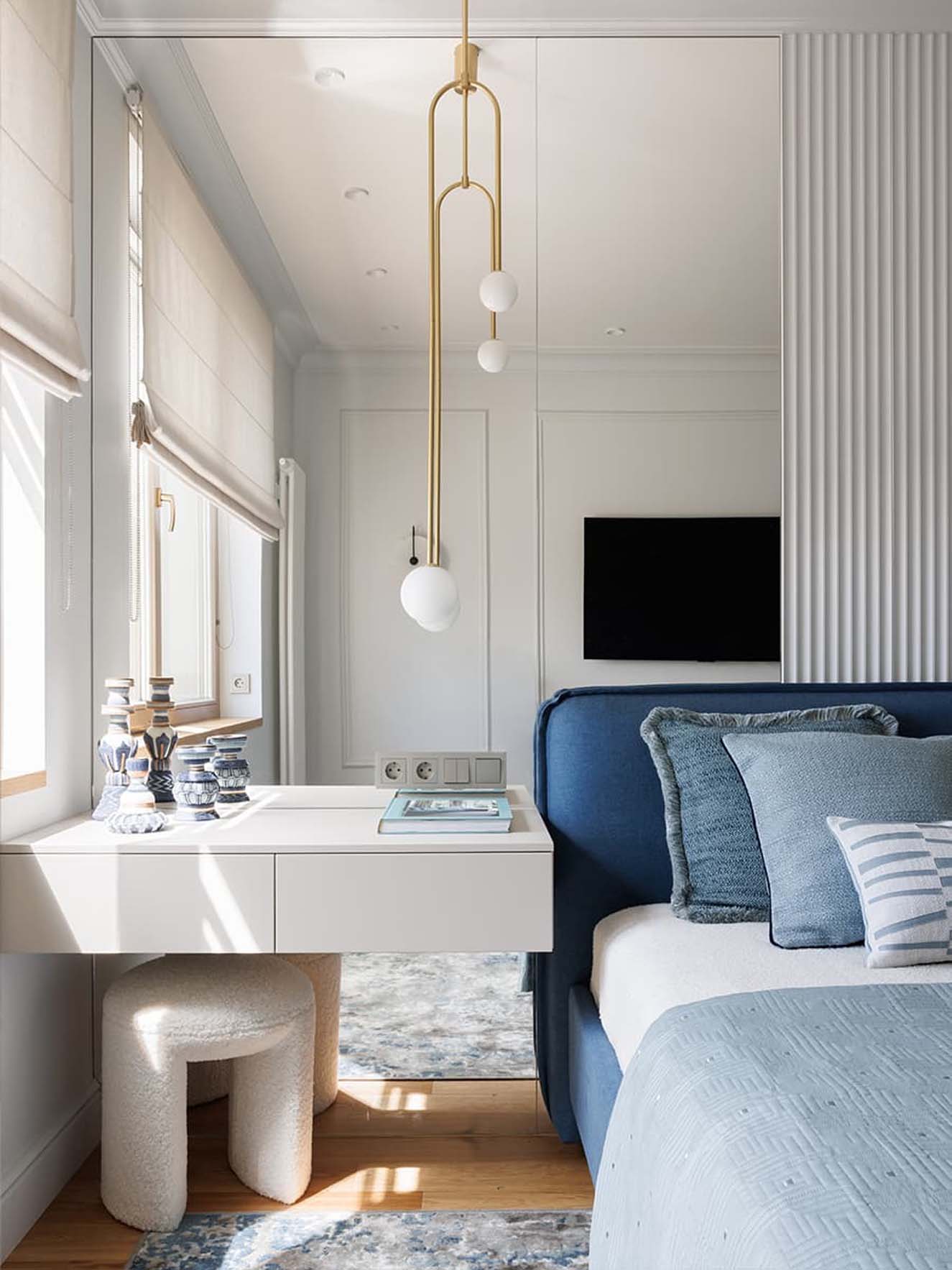 Fehér, fa, mentazöld, tejeskávé és kék: fiatal nő finoman eklektikus lakása Fehér, fa, mentazöld, tejeskávé és kék: fiatal nő finoman eklektikus lakása