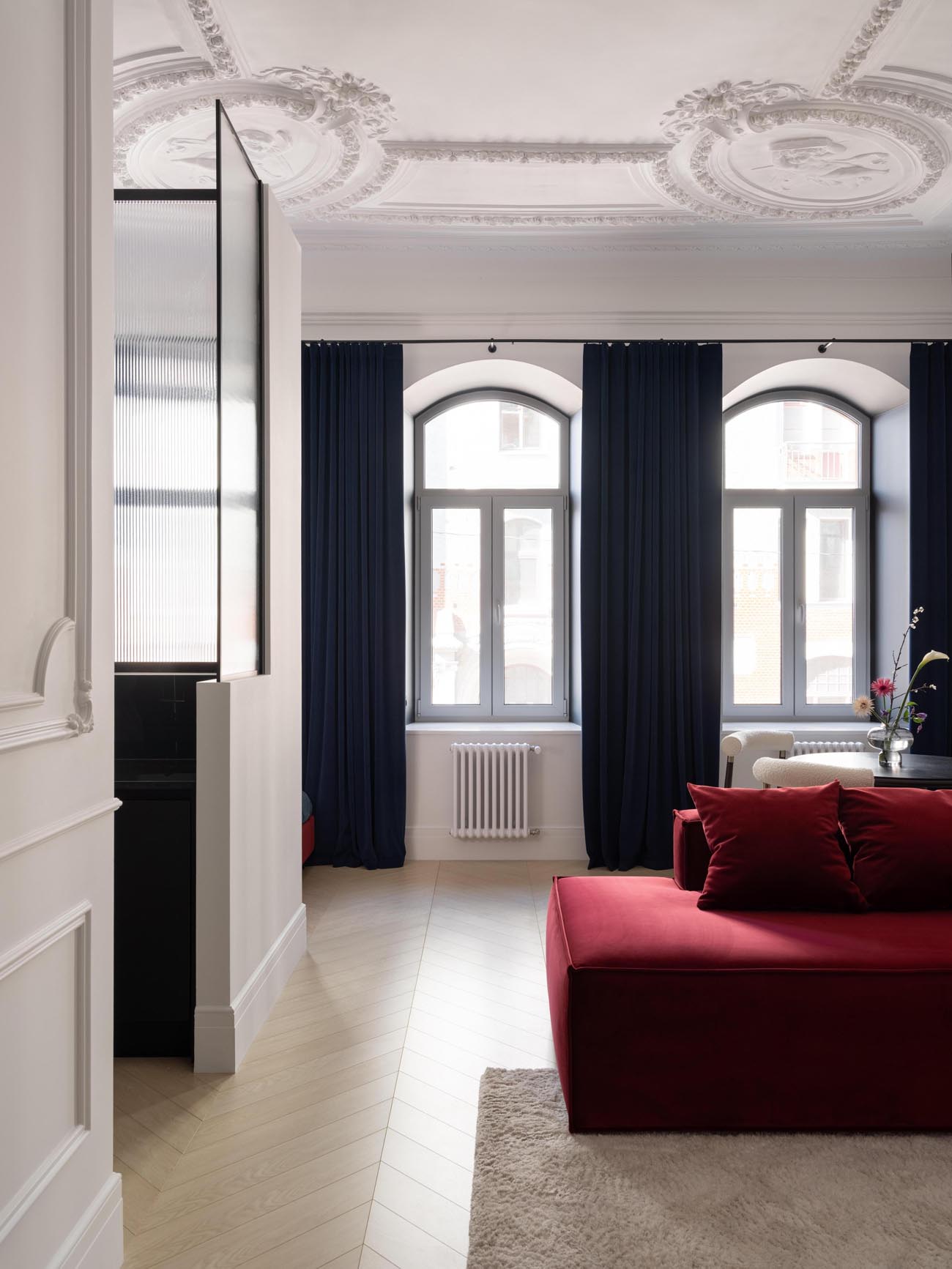 Gyönyörű mennyezetet találtak a lakásban: így emelték ki a szépségét