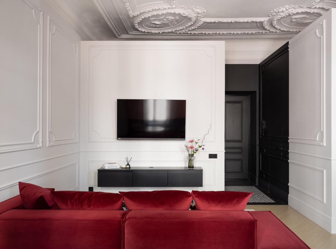 Gyönyörű mennyezetet találtak a lakásban: így emelték ki a szépségét