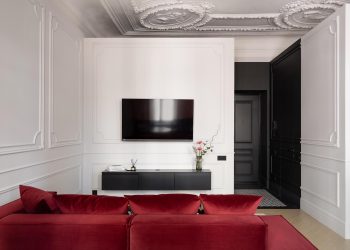 Gyönyörű mennyezetet találtak a lakásban: így emelték ki a szépségét