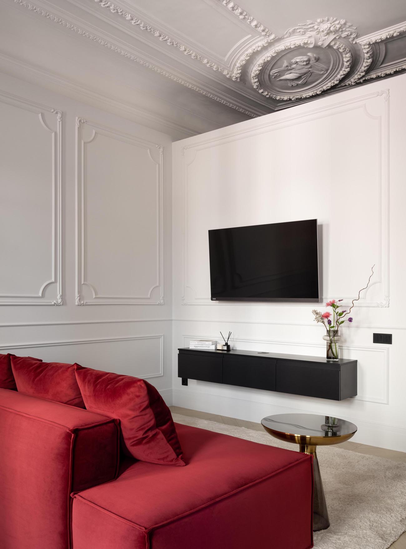 Gyönyörű mennyezetet találtak a lakásban: így emelték ki a szépségét