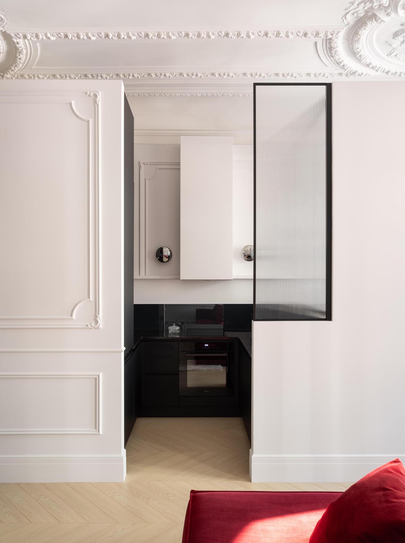 Gyönyörű mennyezetet találtak a lakásban: így emelték ki a szépségét