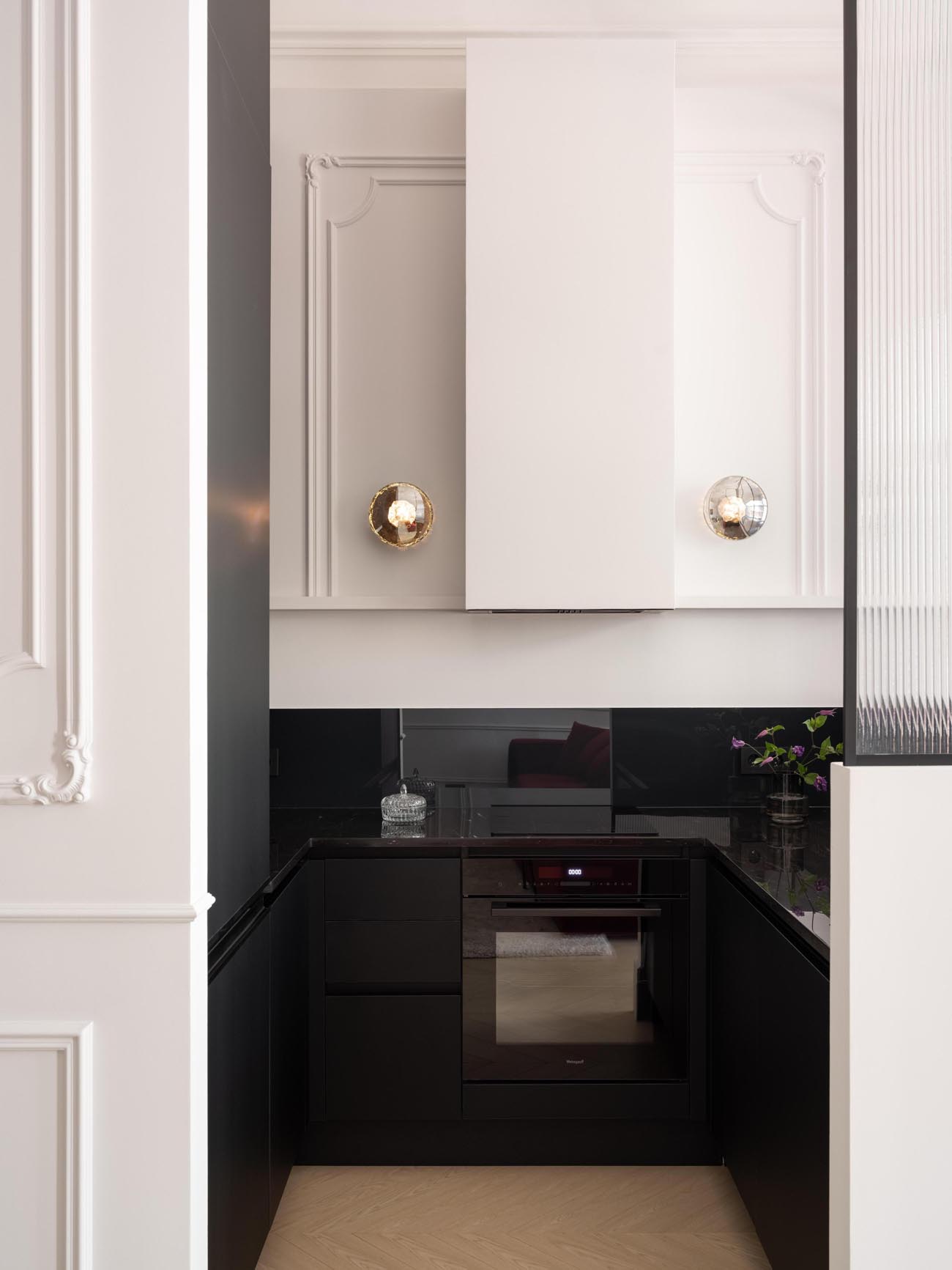 Gyönyörű mennyezetet találtak a lakásban: így emelték ki a szépségét