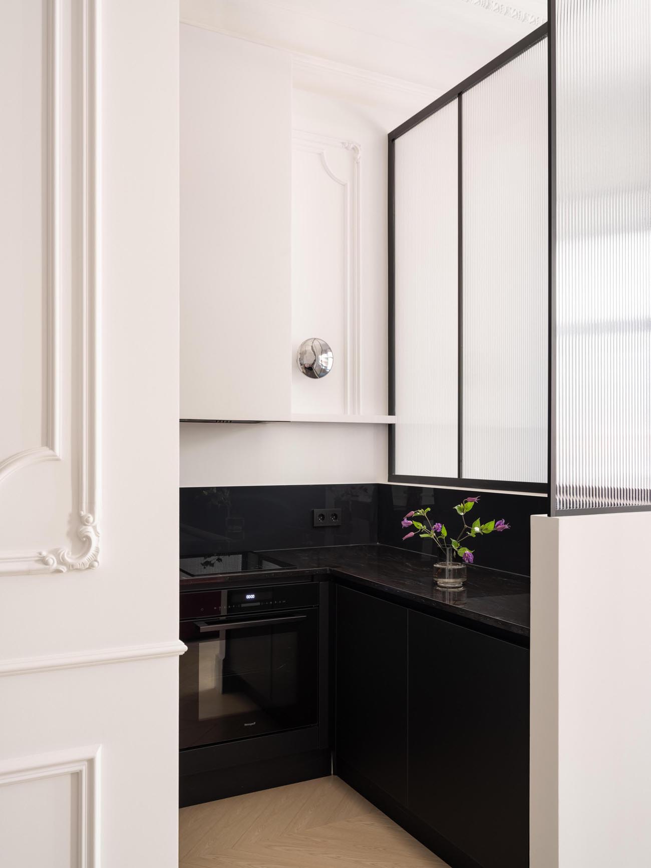 Gyönyörű mennyezetet találtak a lakásban: így emelték ki a szépségét