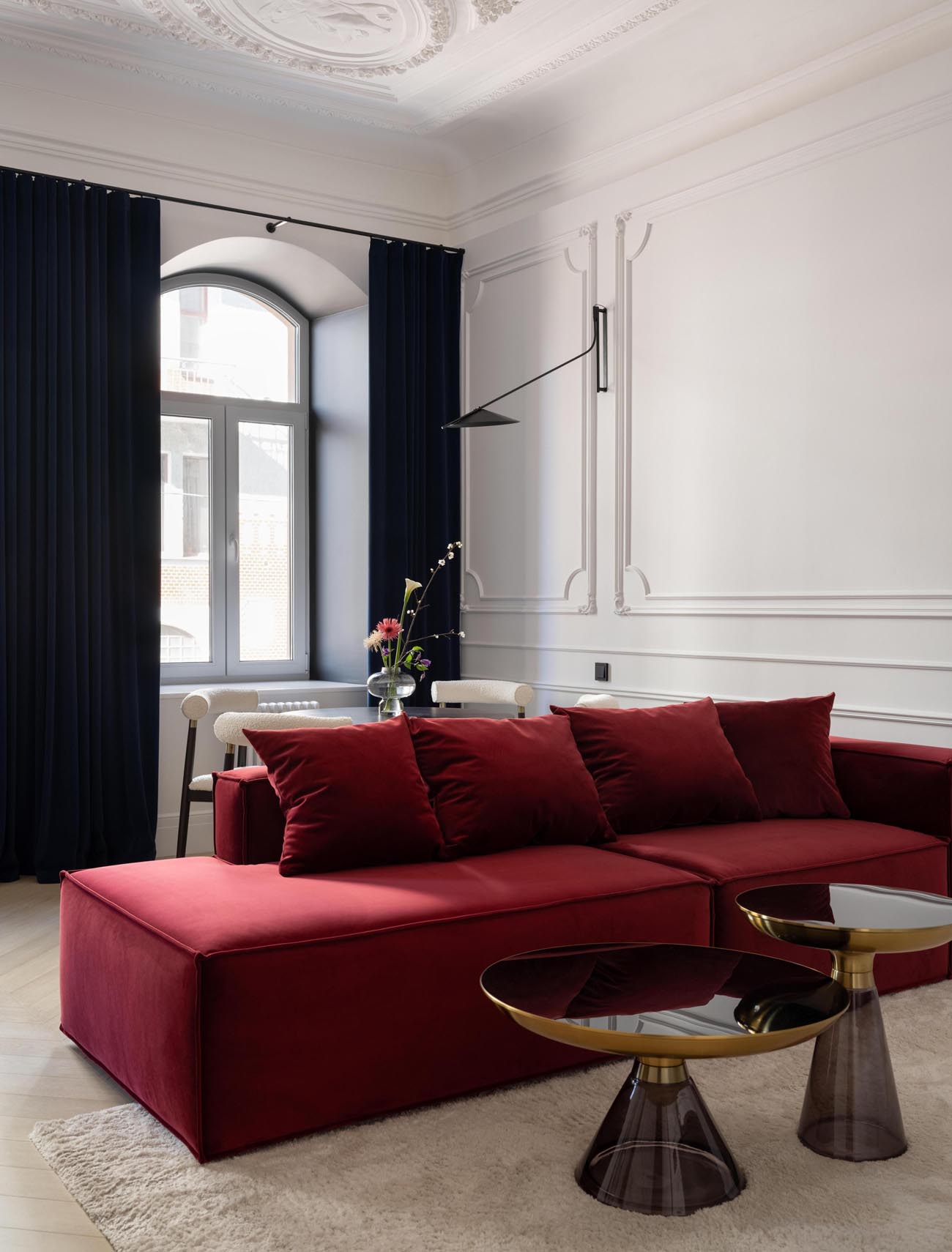 Gyönyörű mennyezetet találtak a lakásban: így emelték ki a szépségét