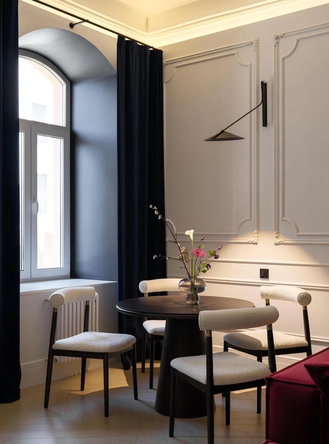 Gyönyörű mennyezetet találtak a lakásban: így emelték ki a szépségét