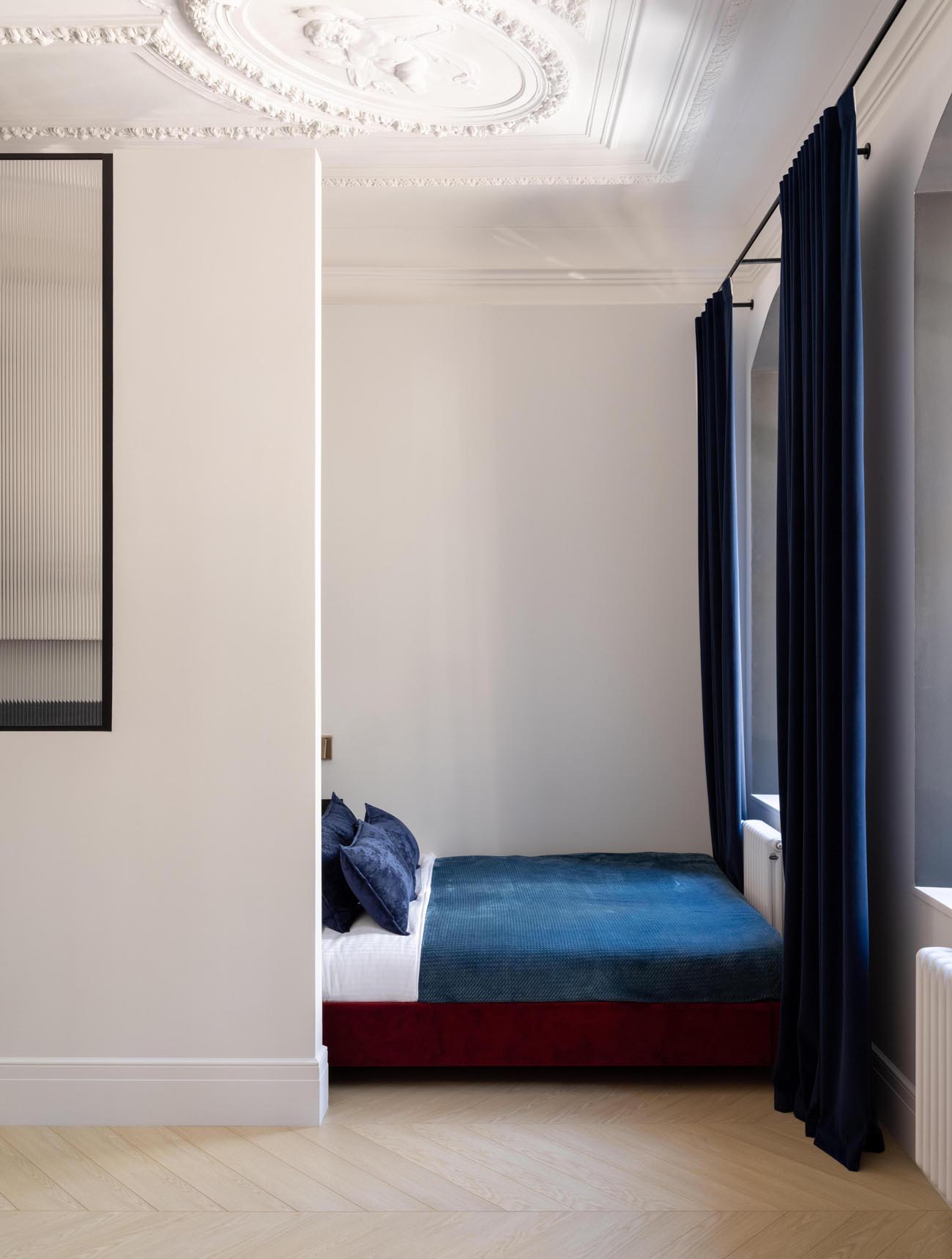 Gyönyörű mennyezetet találtak a lakásban: így emelték ki a szépségét