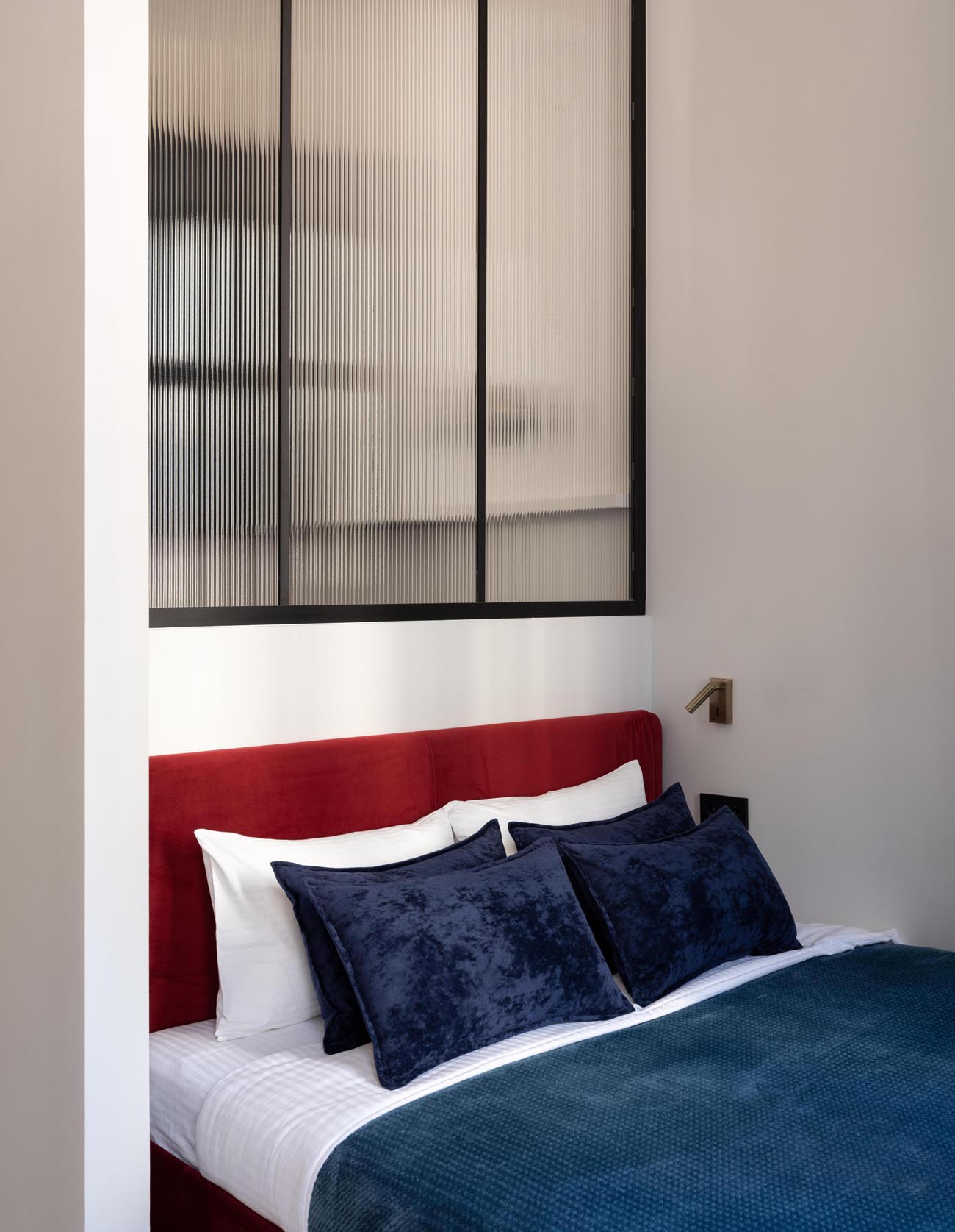 Gyönyörű mennyezetet találtak a lakásban: így emelték ki a szépségét