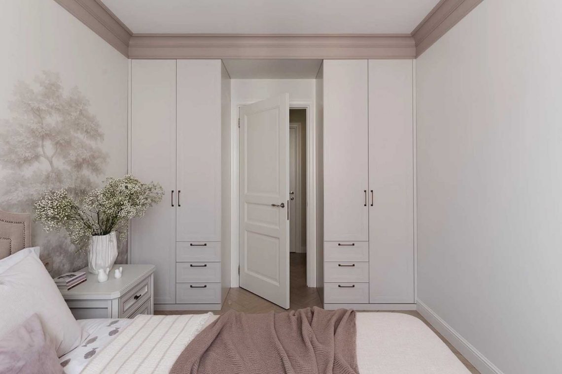 Szimmetria az ajtó két oldalán beépített szekrényekkel