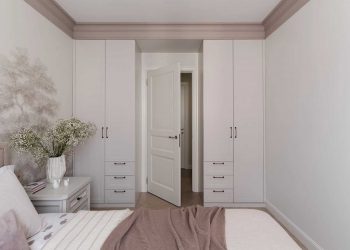 Szimmetria az ajtó két oldalán beépített szekrényekkel