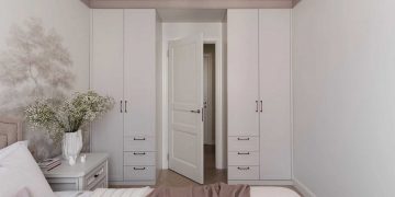 Szimmetria az ajtó két oldalán beépített szekrényekkel