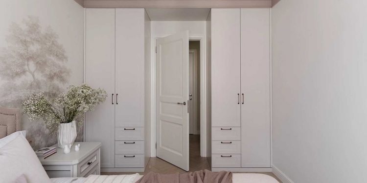 Szimmetria az ajtó két oldalán beépített szekrényekkel