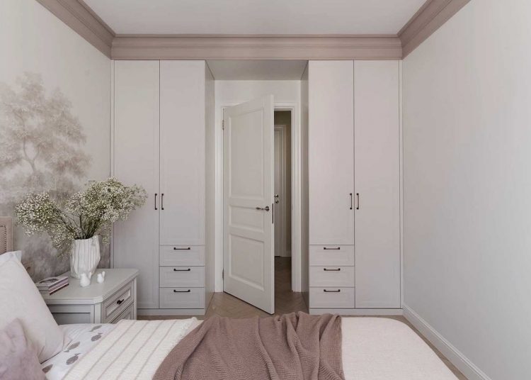 Szimmetria az ajtó két oldalán beépített szekrényekkel