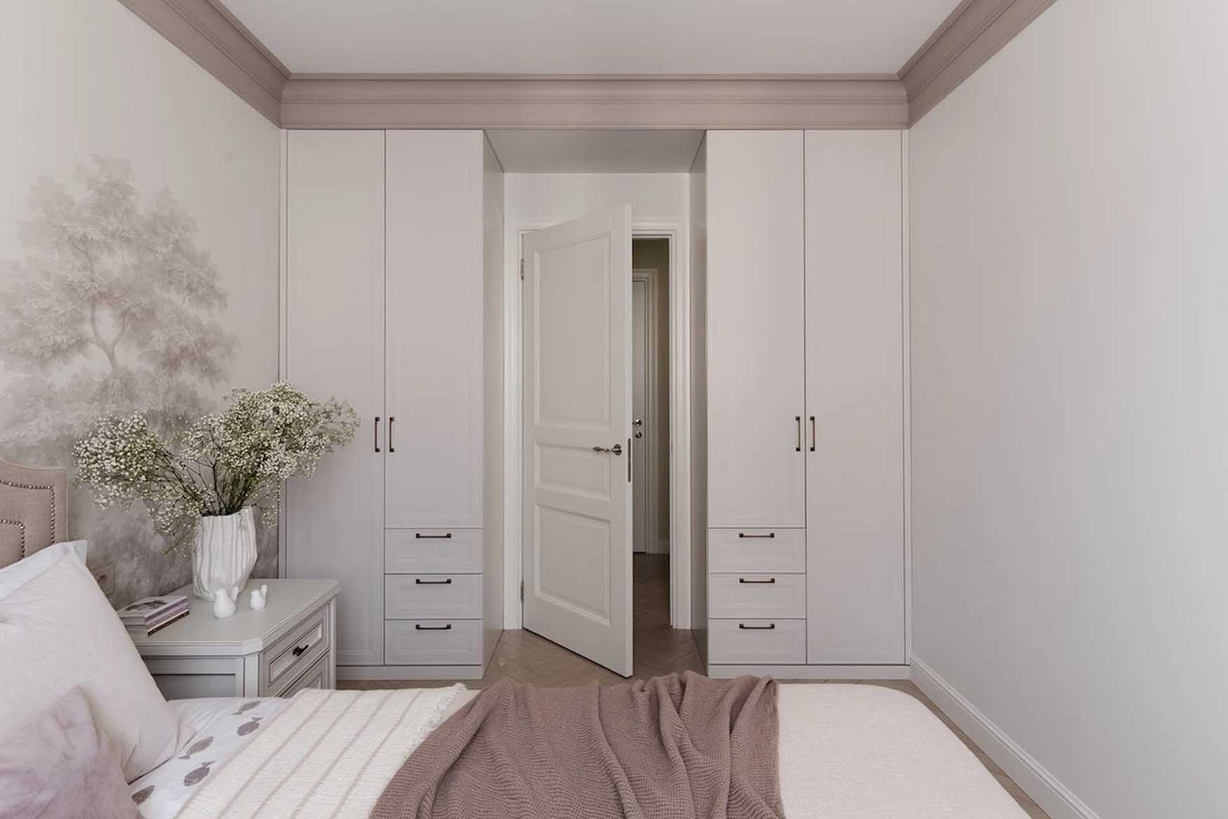 Szimmetria az ajtó két oldalán beépített szekrényekkel Szimmetria az ajtó két oldalán beépített szekrényekkel