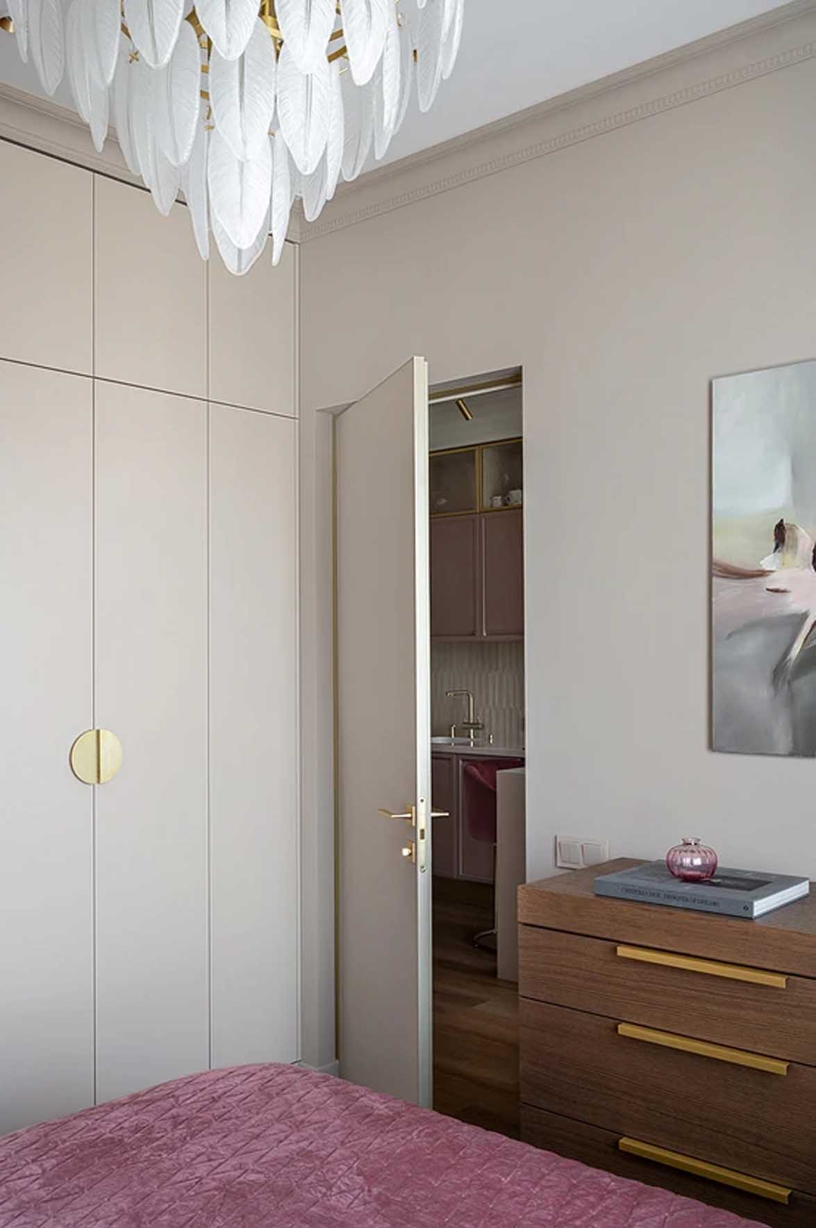 Teljes falas beépítés a fal színéhez hangolt bútor frontokkal