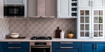 A tenger kék és szürke árnyalatai, a fa meleg textúrája