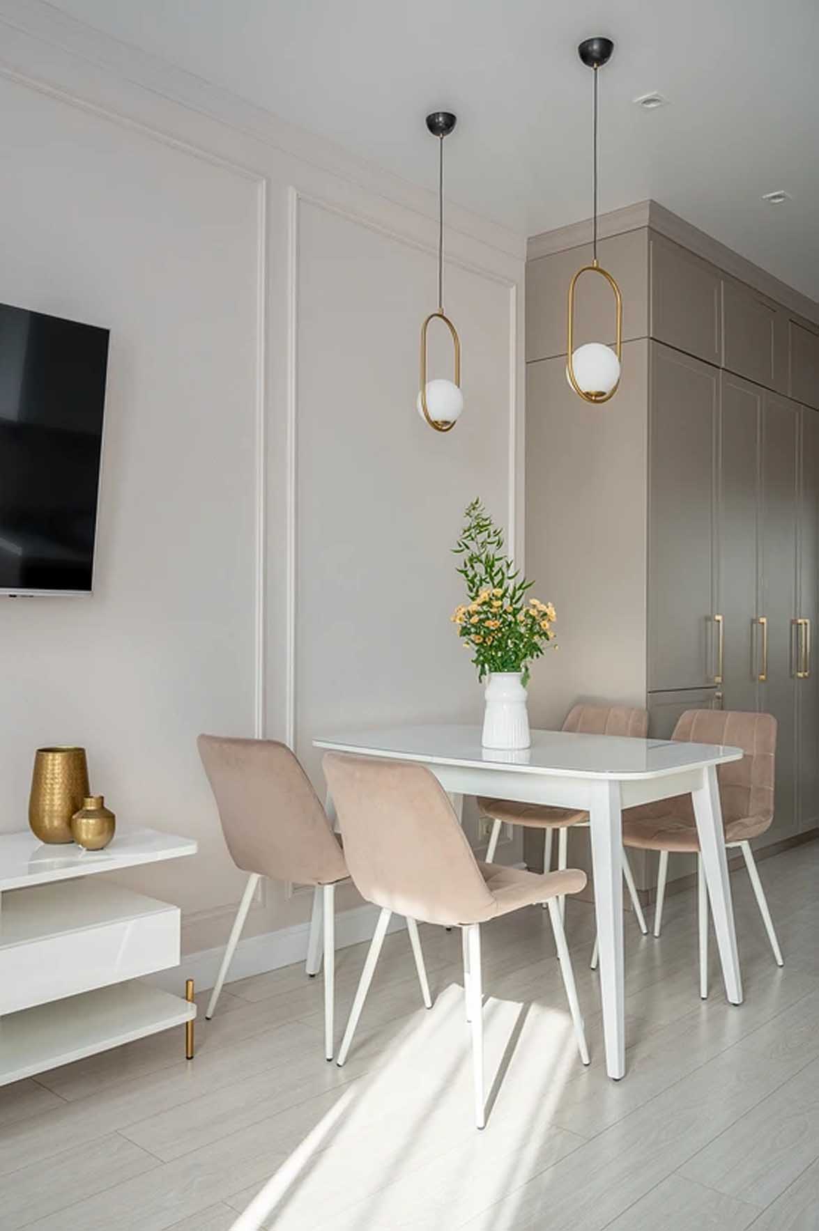 Kényelmes egyszobás lakás pasztellszínű berendezéssel, gardróbbal Kényelmes egyszobás lakás pasztellszínű berendezéssel, gardróbbal