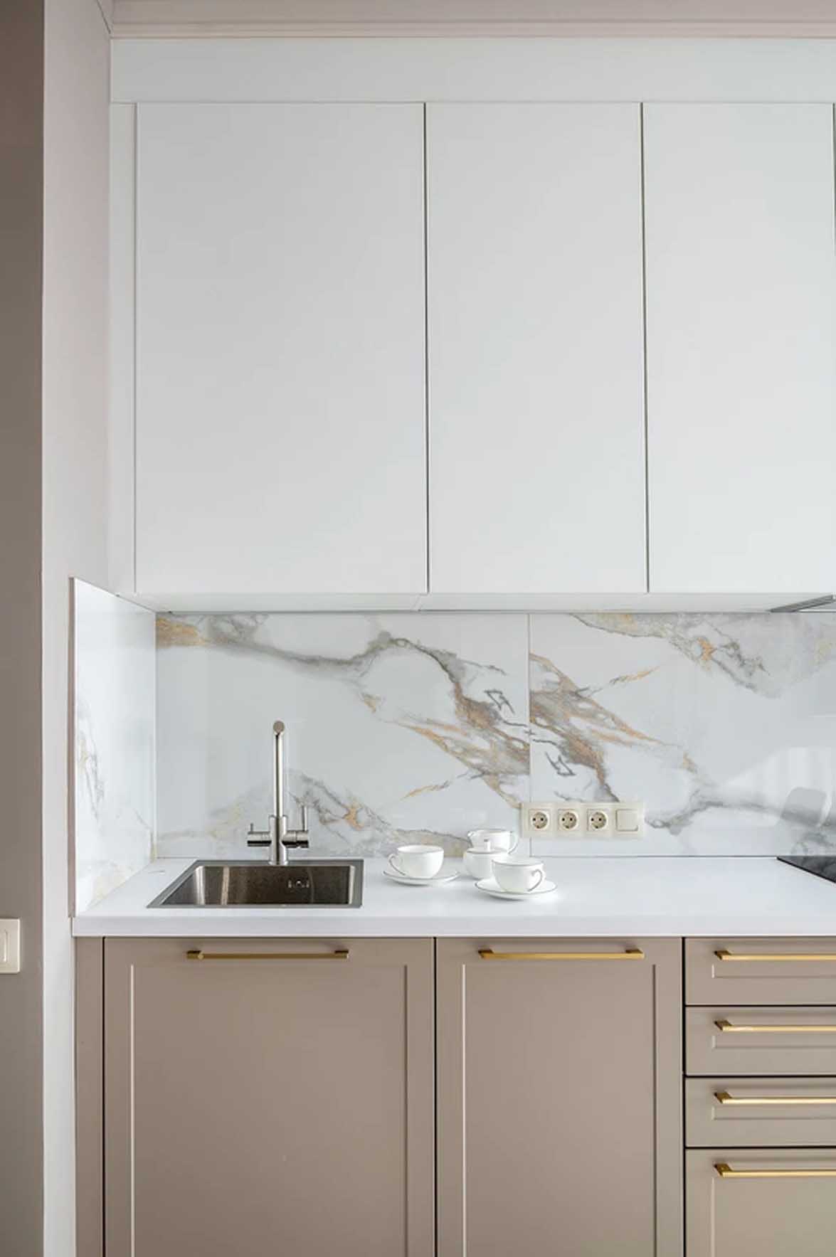 Kényelmes egyszobás lakás pasztellszínű berendezéssel, gardróbbal Kényelmes egyszobás lakás pasztellszínű berendezéssel, gardróbbal