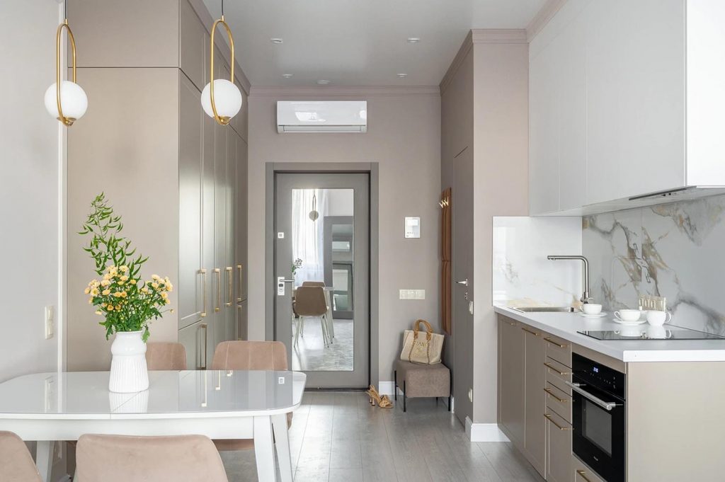 Kényelmes egyszobás lakás pasztellszínű berendezéssel, gardróbbal