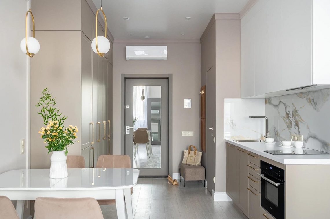 Kényelmes egyszobás lakás pasztellszínű berendezéssel, gardróbbal