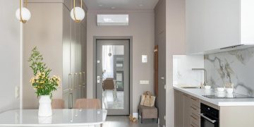 Kényelmes egyszobás lakás pasztellszínű berendezéssel, gardróbbal