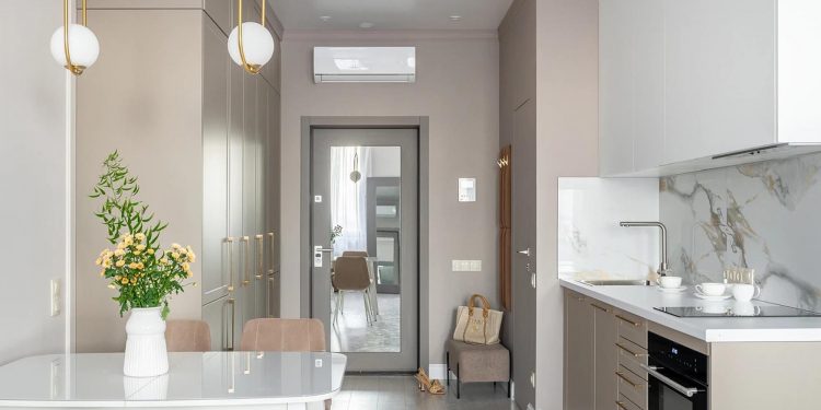 Kényelmes egyszobás lakás pasztellszínű berendezéssel, gardróbbal